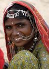 Indie: farbowany na czerwono przedziaek jest oznak matki