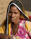 Indie: zasady Ayurvedy ka nosi kobiecie kolczyk w lewym nozdrzu