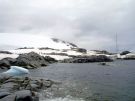 Zatoczka przy Petermann Island. Kiedy zimowa tu J. B. Charkot, teraz chtnie odwiedzaj j jachty