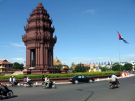 Phnom Penh. Wielkie place, szerokie ulice. Monument niepodlegoci.